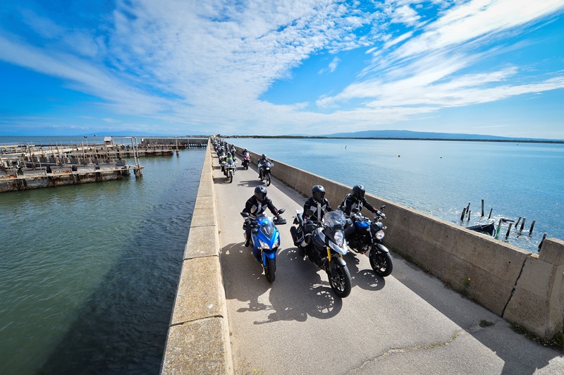 gruppo di moto su ponte sul mare