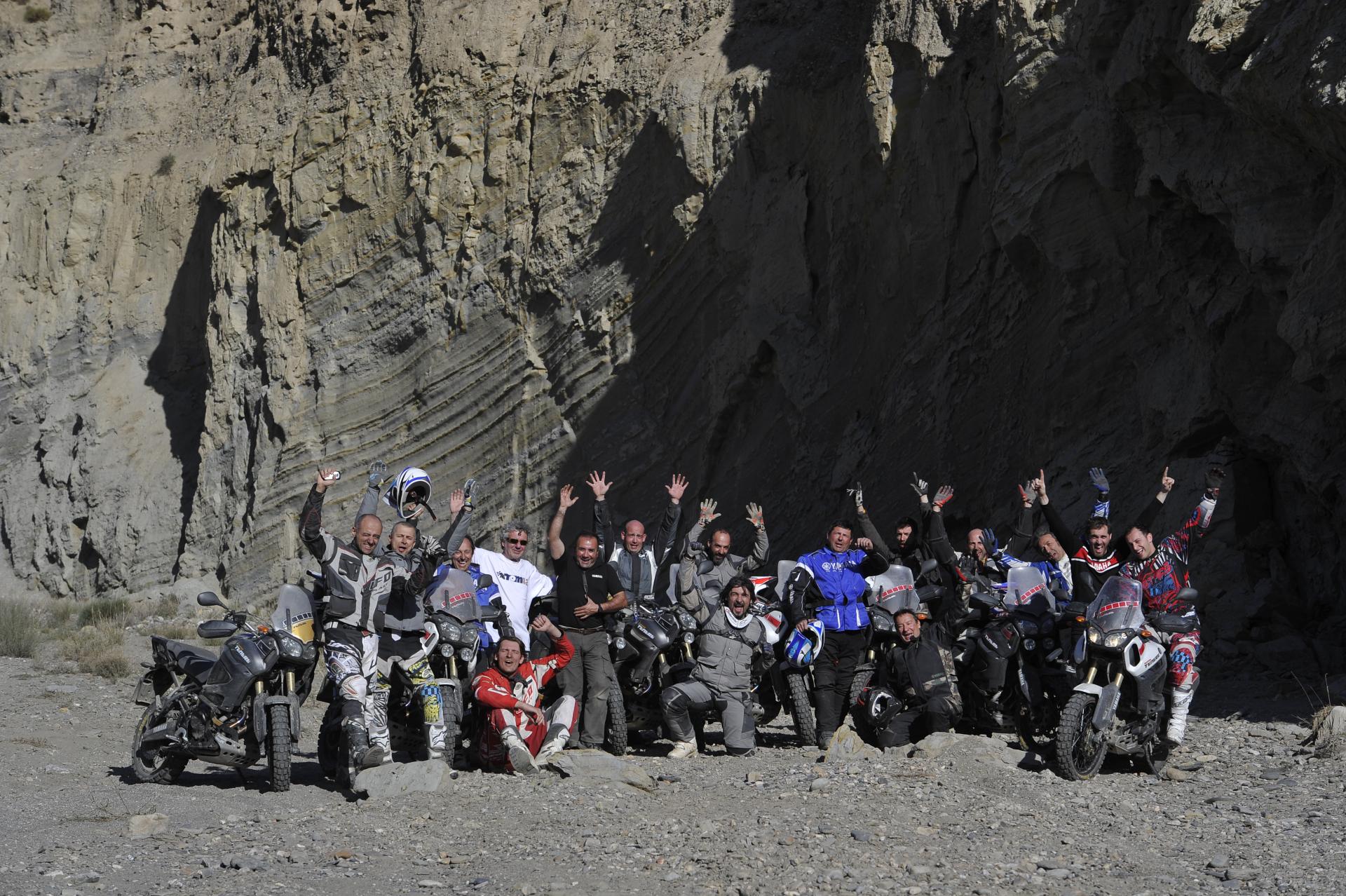Gruppo di motociclisti ai piedi di una cava