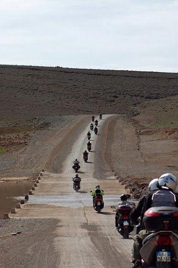 viaggi in moto Tour marocco partecipanti in moto strada arida
